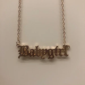 Halsband - Jättecoolt halsband som det står ”Babygirl” på💕💕 dm vid intresse, pris går att diskuteras 💘