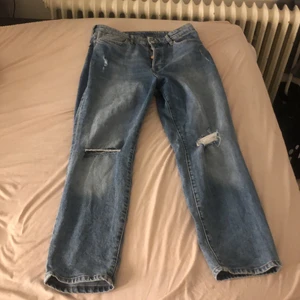 Jeans från H&M - Använda fåtal gånger. Bra skick. BUDA! Är 157cm lång!