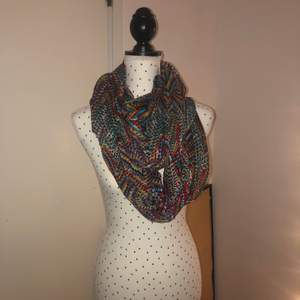 Säljer denna sjal med mönster för den kommer aldrig till användning. Kan bara skickas.🤩