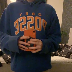 Obey hoodie - As ball klarblå vintage hoodie köpt här på Plick, frakt tillkommer