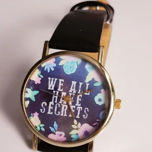 Armbandsur klocka flowers  - Helt nytt armbandsklocka "we all have secrets" med blommar mönster. Nytt batteri ingår