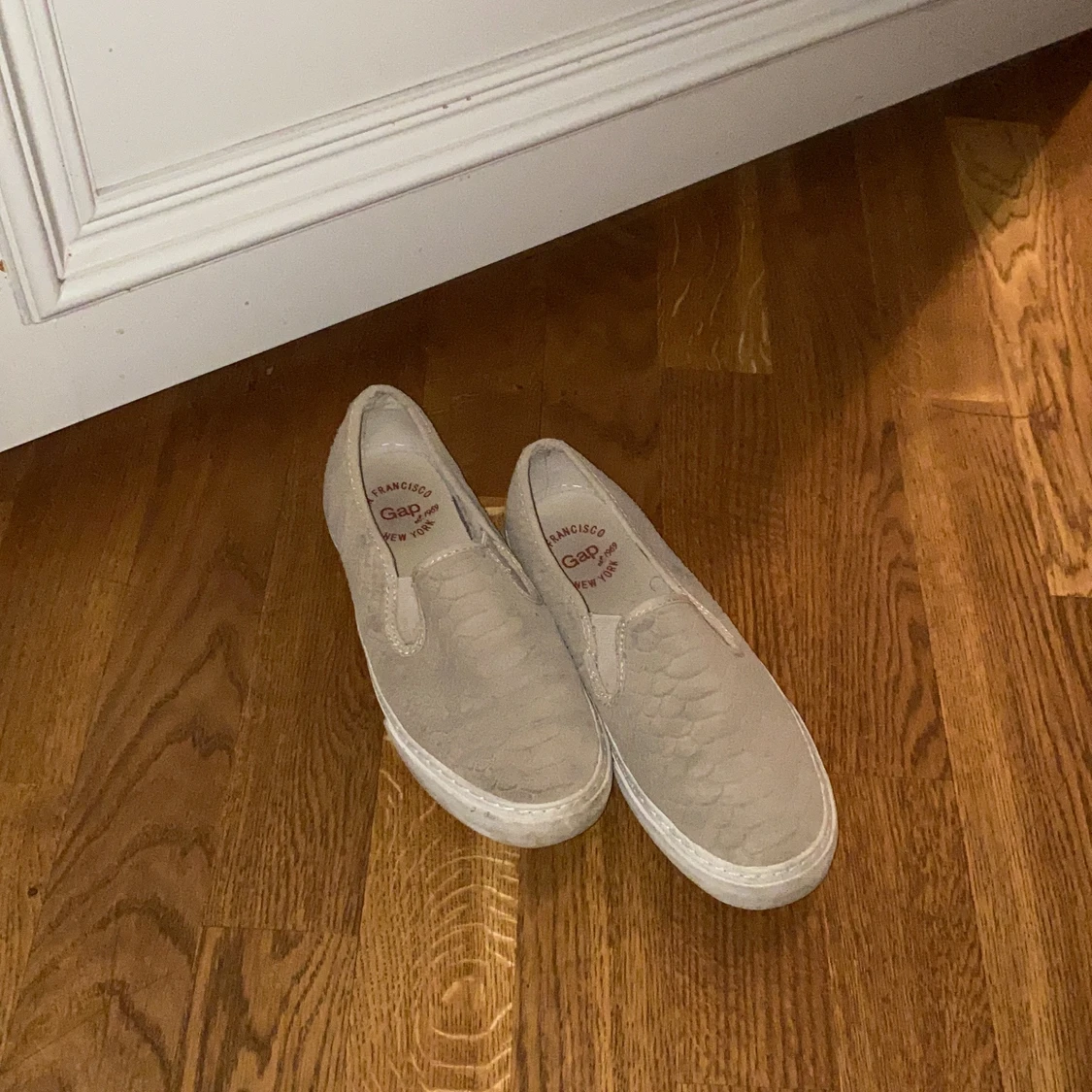 Snakeprint slip-on sneakers från GAP