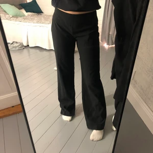 byxor stl S - ett par lågmidjade byxor från vila i stl S. använder inte längre å säljer för 50kr + frakt! 