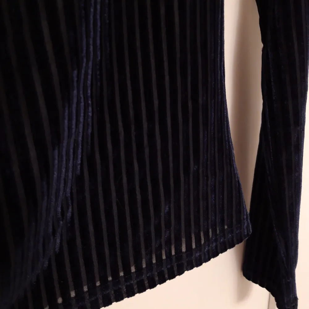 Häftig, mörkblå, ribbad tröja från Bikbok. Materialet är sammet och mesh, syns bäst på bild 2 och 3. Den är kan vara lite 