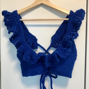 Virkad volangtopp - Virkad volangtopp i klar kornblå färg 💙 Öppen rygg och knytning bak. 