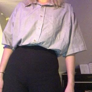 Randig skjorta - Köpt secondhand men inga skavanker! Väldigt skönt tyg och snygg att ha instoppad eller oversized