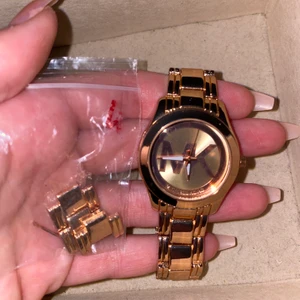 Klocka  - En Michael Kors klocka rosé guld, fick den i födelsedagspresent för 3 år sedan har hunnit använda den 1-2 gånger. Det är jätte fin, ser fortfarande ny ut! Btw alla bitar kommer med klockan ifall man vill justera storlek. Priset kan diskuterad vid snabb affär 