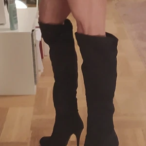 Overknee stövlar i mjuk mocca, i princip oanvända - Svarta overknee stövlar som är lika snygga till jeans som kjol. Nyskick