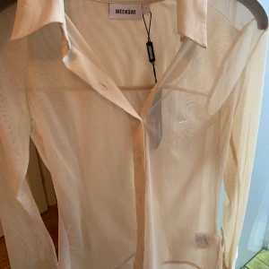 Mesh blus - Genomskinlig (mesh) blus från weekday i beige färg. Strl S, aldrig använd och taggar kvar. 100kr 🥰