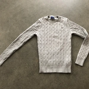 Kabelstickad gant tröja - Fin grå kabelstickad gant tröja. Stl XS. 400kr porto tillkommer. 