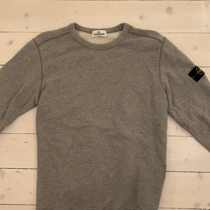 Stone Island sweatshirt  - Säljer min stone Island sweatshirt i färgen grå. Köpt på Nk i junior avdelning. Köpt i största storleken (16). Den passar superbra på mig som är 1,77 cm lång och har storlek S i vuxen storlek. Skulle säga att den är i storlek XS. Använt den några få gånger, den är i superbra skick. Köpare står för frakt❗️