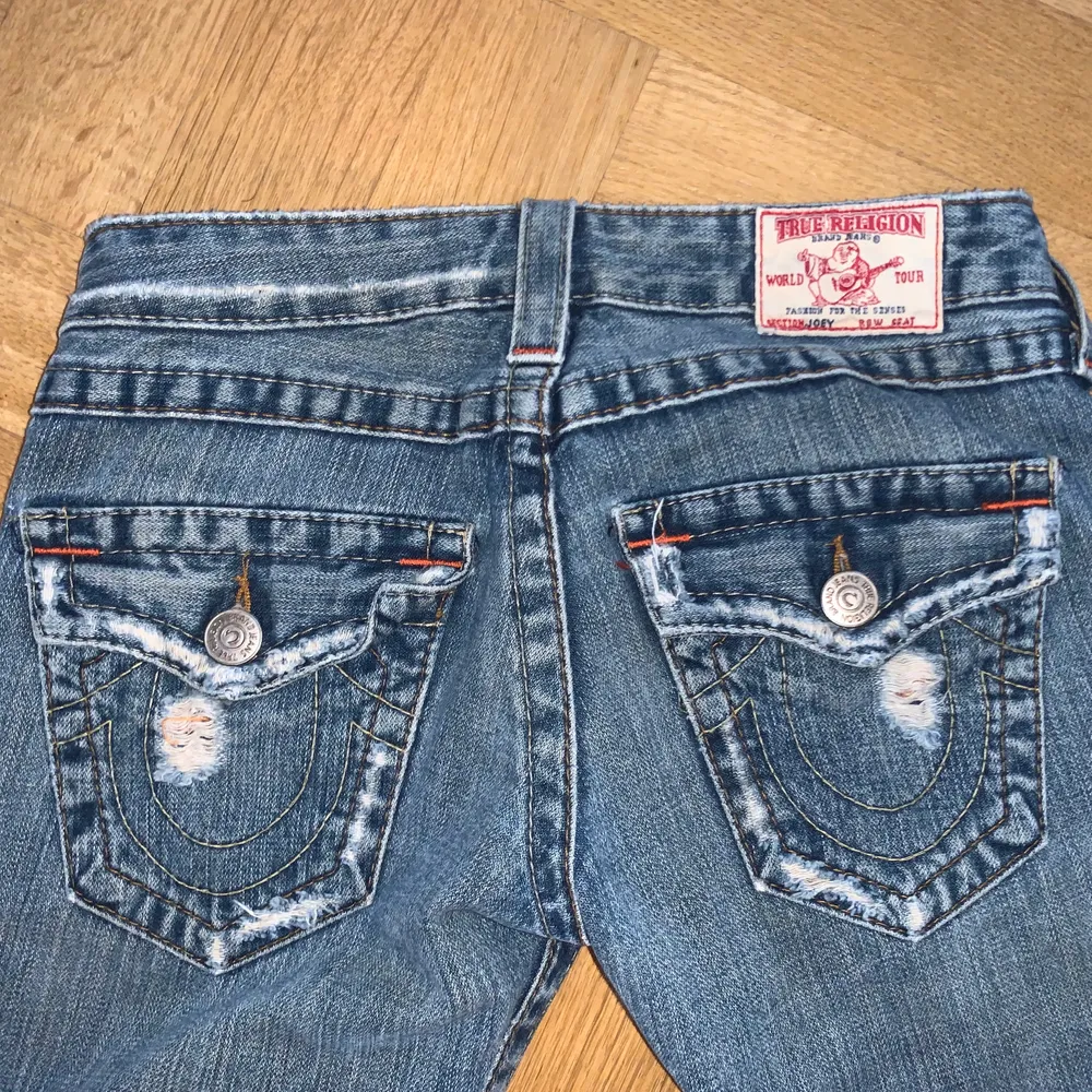 Assnygga lågmidjade jeans från True Religion i strl 24 som jag köpte här på plick för 300kr🥰Tyvär så fick jag inte på mig dom så har ingen bild på hur dom sitter på. Dom sitter perfekt i längden på mig som är 175cm❣️ ⚠️Bud på 400kr!. Jeans & Byxor.