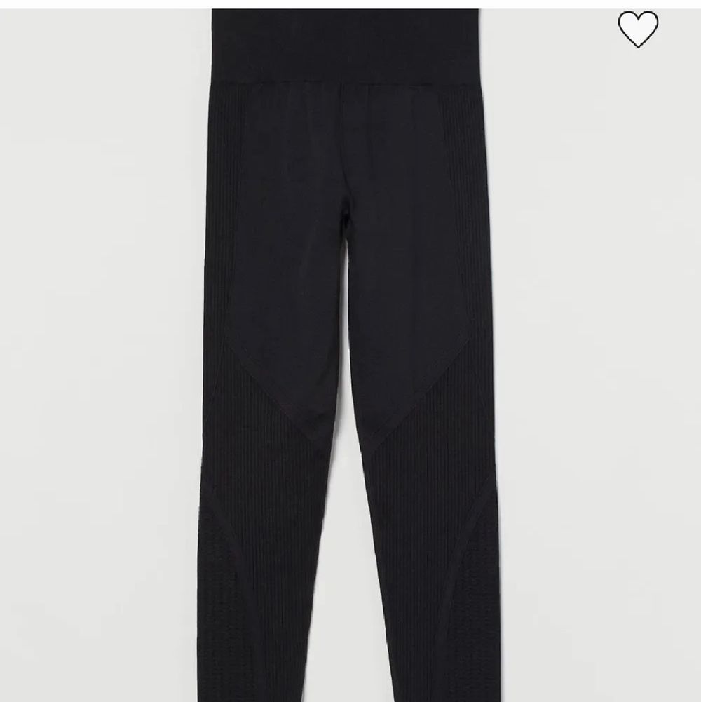 ett par svarta seamless träningstights från HM i mycket bra skick!! Säljer för att de är lite för korta (är 182 cm) och använder därför inte dem!! köpare står för frakt 💕💕 (nypris var 250kr). Jeans & Byxor.