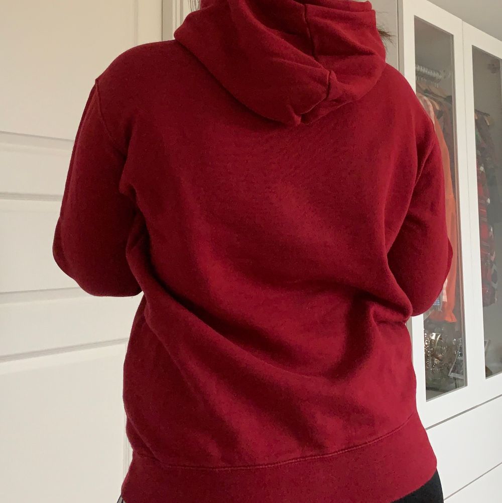 Hejđ SĂ€ljer denna super sköna Champion hoodien köpt frĂ„n Zalando i modellen LEGACY HOODED, förra Ă„ret. Storlek M. SĂ€ljer den pĂ„grund av att jag har för mĂ„nga hoodies. Original pris Ca 579kr men sĂ€ljer för 130kr đ„°. Huvtröjor & TrĂ€ningströjor.