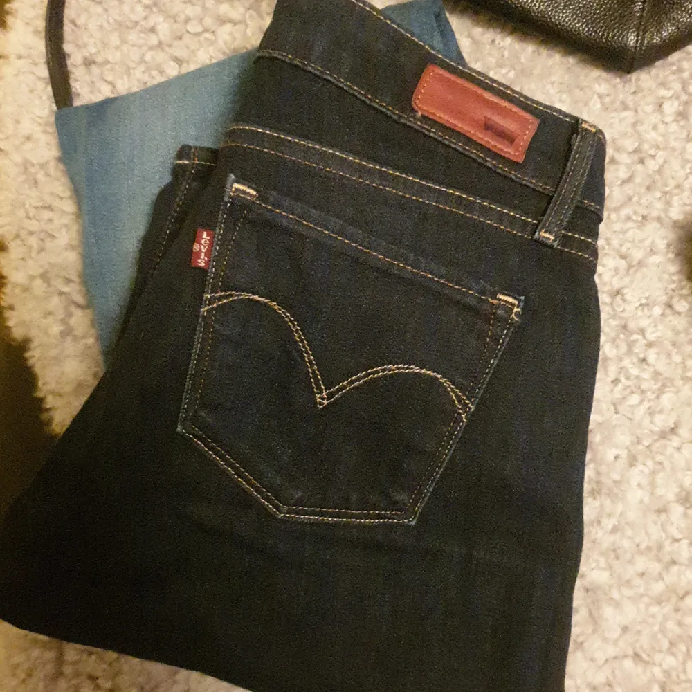 Låga Levis jeans, sparsamt använda. . Jeans & Byxor.