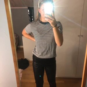 Randig T-shirt  - T-shirt köpt från Nelly som aldrig använts 🥰 storlek S