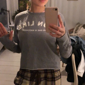 Tränings tröja  - Träningströja från h&m, andvänd ett par gånger, säljer för jag inte andvänder den längre