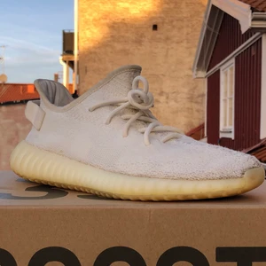 Yeezy boost 350  - använda yeezy men välbehållna. du får med original kartong. köparen står för frakten 