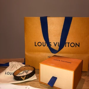 Louis Vuitton Armband  - Säljer mitt Louis Vuitton armband i modellen Essential V Bracelet. Köpt för ett år sedan på Louis Vuitton butiken i Stockholm. Nypris 1900kr. Köpare står för frakten. 