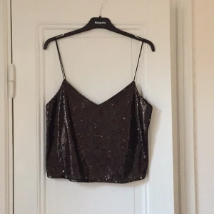  - Snyggt linne från zara. Snygga "spagetti" band och djupt urringat i ryggen. Aldrig använt