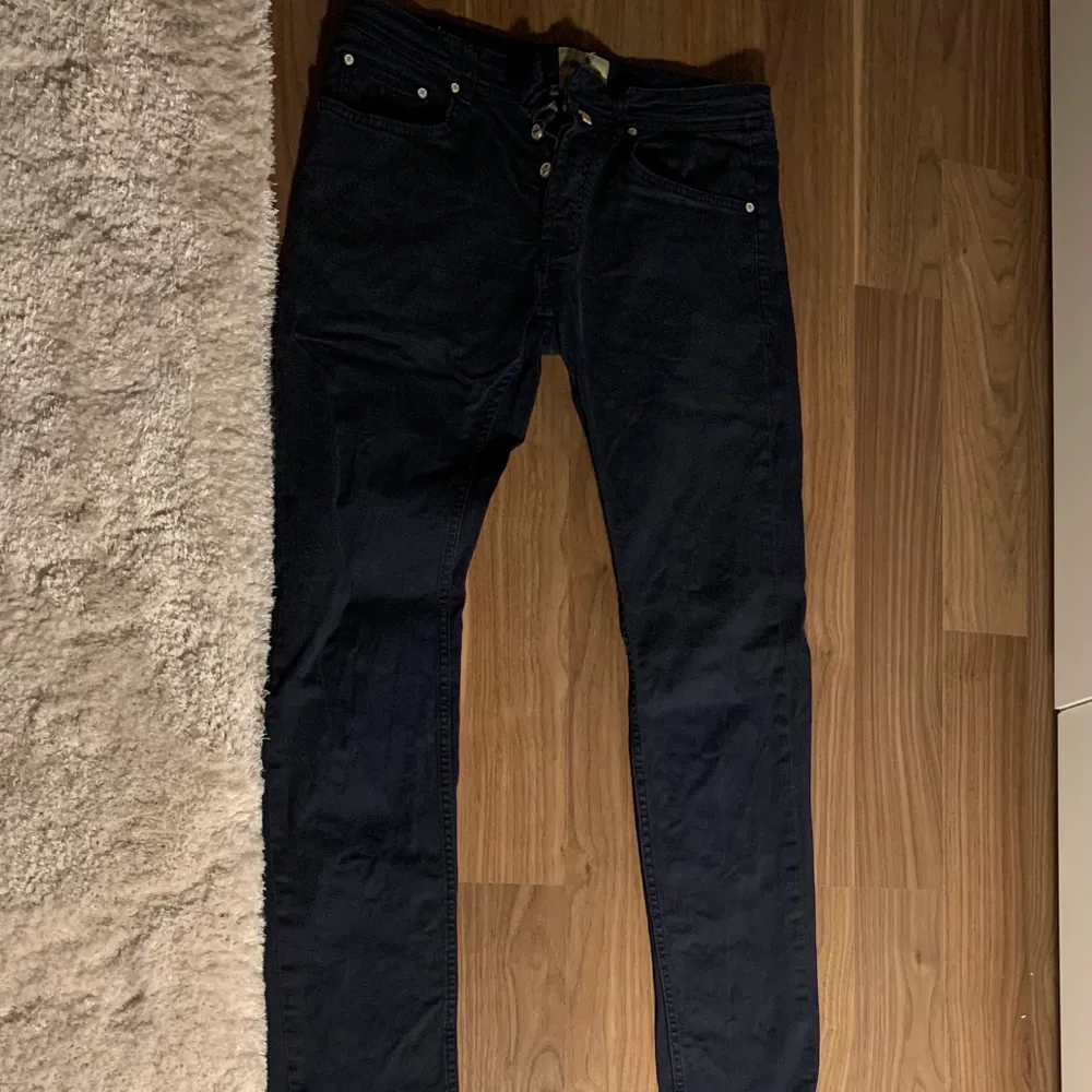 Jättefina Morris byxor som tyvärr blivit försmå, ganska använda men fortfarande bra skick:) storleken är 31 i midja och 32 längd. Jeans & Byxor.