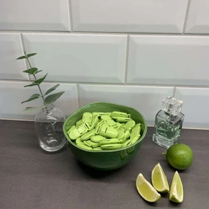 Lime (grön), 10 st klämmor  - Vår affärsidé går ut på att erbjuda en klämma som håller ihop strumporna under hela tvätt- och torkförloppet. Billiga artiklar som exempelvis strumpor konsumeras flitigt på löpande band. Vi på QuickPair vill bidra till minskat svinn av strumpor.                                                    Klämmorna är gjorda i en miljövänlig polyoxymetylen (POM). Dessutom är plasten fri från BPA, även kallat Bisfenol A.                                                                              Ni kan beställa genom att antingen gå in på var hemsida som heter quickpair.com.se eller kontakta oss här! 