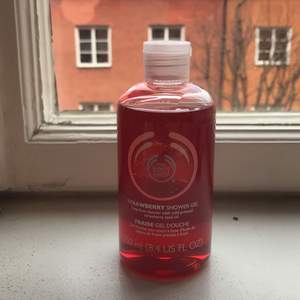 Showergel i lukten jordgubb från The Body Shop, helt oanvänd!❤️