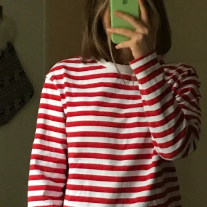 Randig Sweater  - Jättefin randig tjocktröja i fint skick. Sällan använd. Passar både S och M bra. Köparen står för frakten 💓💓