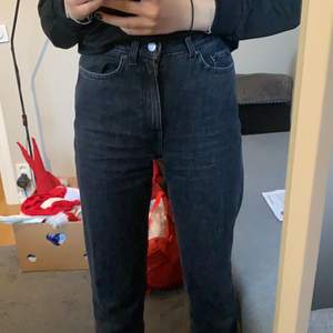 säljer mina gråa rowe jeans från weekday i storlek 25/32💕