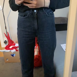 jeans - säljer mina gråa rowe jeans från weekday i storlek 25/32💕