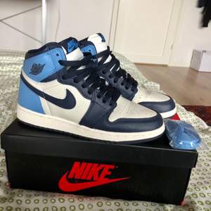 !!!INTRESSEKOLL!!! på mina air jordan 1 high obsidian og GS (grade school size) de är storlek 38 eller US 5.5y boys vilket är en väldigt populär storlek. priset på stockx är ungefär 700$, lite mer. sparsamt använda! säljer endast om jag får bra bud, inte säker på om jag vill sälja. buda i kommentarerna och höj varje bud med minst 100kr. kan definitivt skicka fler bilder om det behövs!😊