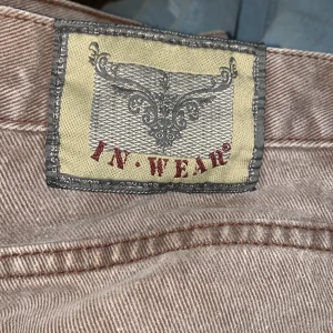 Bruna raka jeans - Ett par bruna raka jeans från märket in wear. Aningens croppade