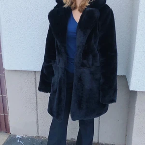Pälskappa - Superfin pälskappa som tyvärr är för liten för mig, köpt här på plick och är så mjuk. Det är en svart tjock kappa som går att knäppa, den är använd en gång av mig och knappt använd av tjejen som jag köpte den av💓🤩 ganska hög frakt. Priset går alltid att diskutera