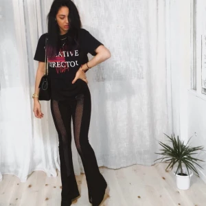 Väska  - LOVE Moschino väska i äkta skinn - guldiga detaljer. Väskan är i jättefina skick, inga fläckar eller missfärgning. Några repor vid låset (går inte att undvika). 