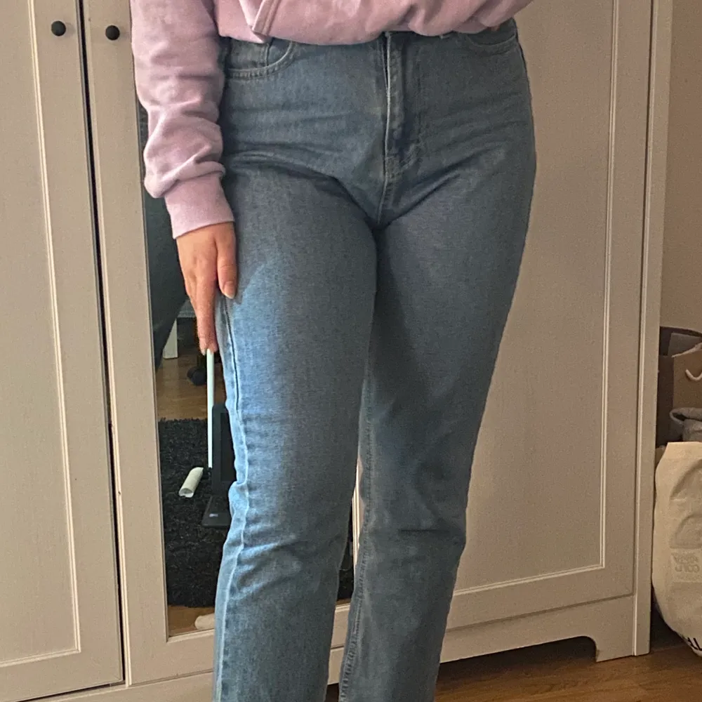 säljer mina jättefina jeans från Boohoo då dem aldrig kommer till användning längre, strl 40 men sitter som en 38!! Skriv för fler bilder, köparn står för frakt🤍🤍. Jeans & Byxor.