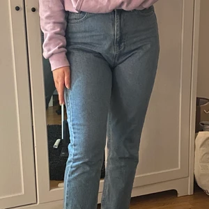 Jeans - säljer mina jättefina jeans från Boohoo då dem aldrig kommer till användning längre, strl 40 men sitter som en 38!! Skriv för fler bilder, köparn står för frakt🤍🤍