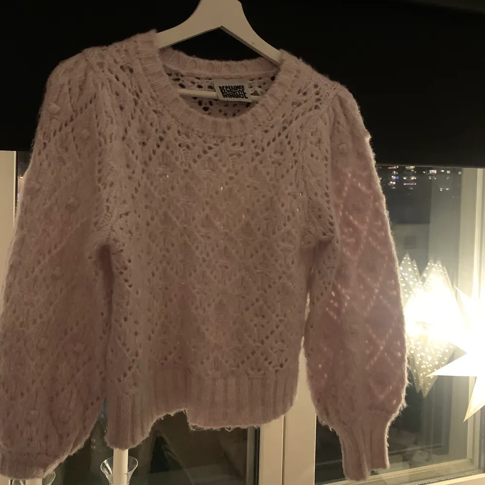 Jättesöt lila stickad tröja, nyligen köpt från asos av märket Reclaimed vintage💜💜 som helt nytt skick använd endast en gång, säljer pga att den va inte riktigt min stil. köpt för 439 säljer nu 150 + frakt🥰🥰. Neuleet.
