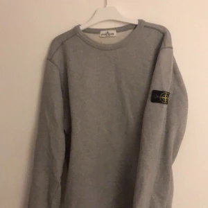 Stone island tröja  - Hej! Säljer min stone island tröja (junior) den har inte kommit så mycket till användning på senaste så därför säljer jag den. Köpt för 1300kr och är använd få gånger. Skriv för mer bilder!:)