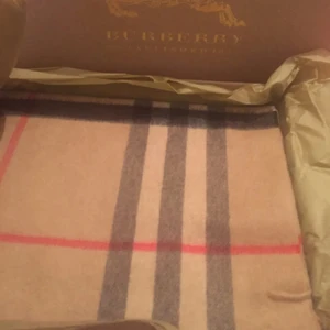 Chashmere Burberry Halsduk Helt NY i kartong  - En av världens mest populäraste och finaste halsduk.  Passa på och köp till dig själv eller ge bort i julklapp. Helt  Ny i kartong. Nypris 4600 kr  Mitt pris 3000 Slutprutat. Inget att diskutera om priset. 