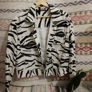 Zebra jeansjacka - En fräsig jeansjacka söker nytt hem!! 