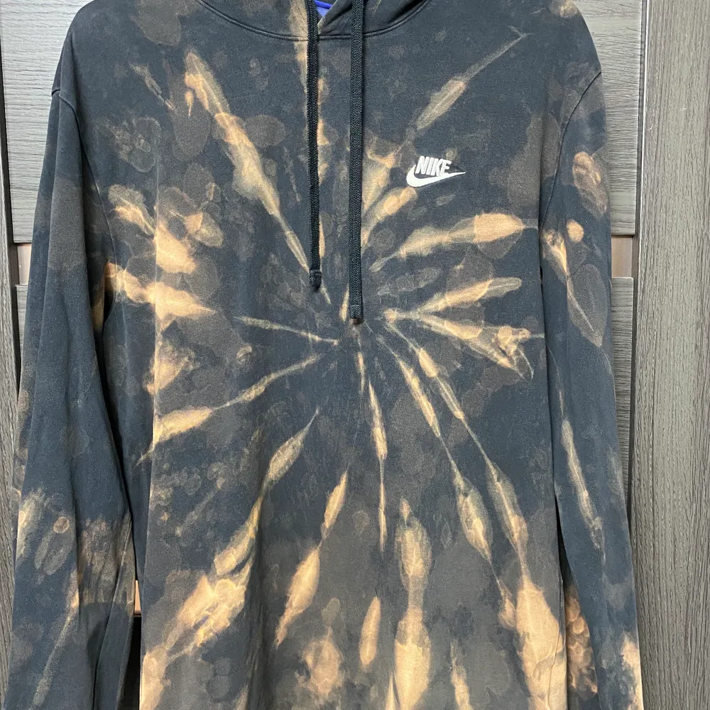 En hooded longsleeve från nike som är bleach dyed, har inga defekter eller hål, storleken är large. Ifall det behövs önskas fler bilder så är det bara att höra av sig!😎. Hoodies.