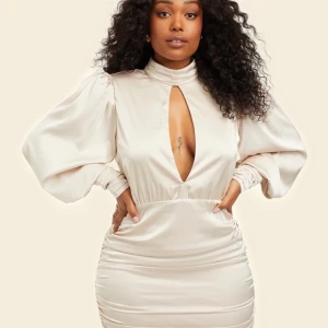 Bianca Ingrosso Beige klänning - -ENDAST PROVAD- Klänning från Bianca Ingrossos x Nelly! Storlek 36 Nypris 799:- säljes för 599:- | Kommer med galge. Priset kan diskuteras. | Kan mötas upp i Västerås, annars tillkommer frakt 📦 Impulsköp som ledde till att jag insåg att den aldrig skulle komma till användning 👗✨ Skriv för mer bilder! 