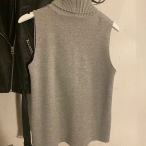 Zara Grå väst  - Kontakta för mer info :) 