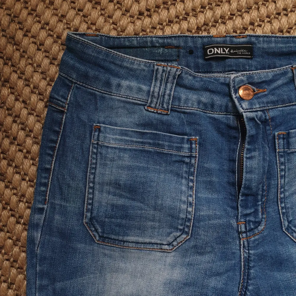 Mörkblåa Jeans från Only i storlek mått W29 L32. De är för stora och långa på mig. kan skickas annars finns i Malmö 💌 frakt 65kr. Jeans & Byxor.