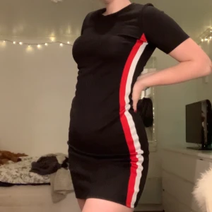 Snygg klänning  - Snygg och bekväm klänning från Gina, knappt använd