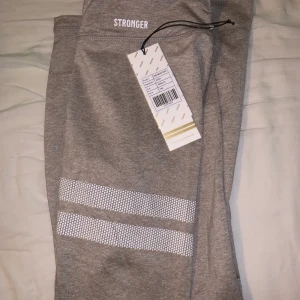 Stronger tights - Helt nya tights från Stronger. Oanvända med lappen kvar. Smidig ficka vid ryggen samt fem små reflexprickar på utsidan vid ryggen. Ordinarie pris 799kr så mitt pris är halva priset (exklusive frakt)! Säljer på grund av att storleken inte passade 🥰
