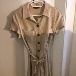 Beige playsuit från Bershka, endast använd en gång, kan fraktas, frakt ingår ej i priset, strl M men skulle säga att den passar S också