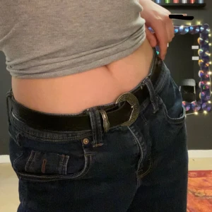 Skärp🖤 - Ett mycket snyggt vintage bälte🖤 används sällan så säljer här istället, köptes på en secondhand butik, köparen står för frakten📦