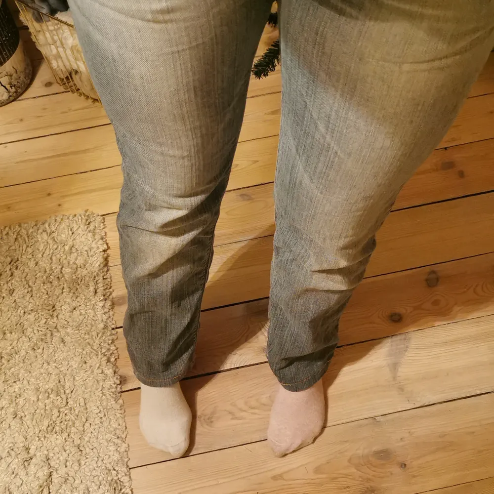 Ljusblå Levis jeans 570 straight fit med låg midja. Står ingen storlek men skulle gissa att dom är mellan 24-26 i midjan. Frakt tillkommer. Ca 82 cm runt midjan. Innerbenet är ca 75 cm. Frakt tillkommer. 💕Bilderna hur dom sitter på mig är inte så bra pga att dom är för små på mig. . Jeans & Byxor.