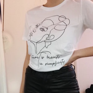 Even&Odd tshirt - Säljer denna oanvända t-shirten från even&Odd då den aldrig kommit till användning. Väldigt snygg om man toppar din den. Storlek Xs/S